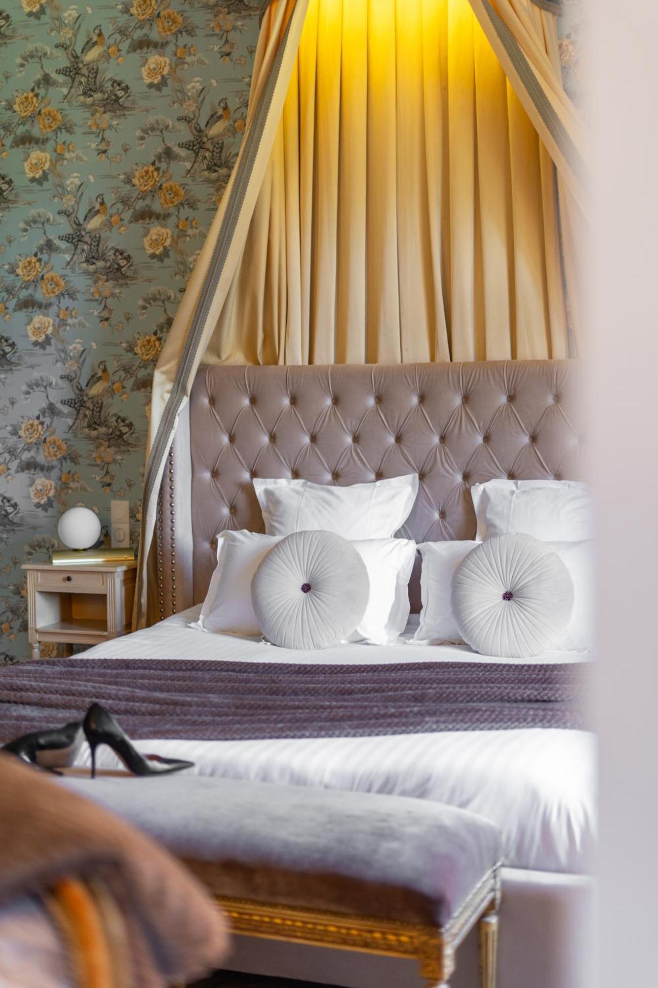 Castel Bois Marie, Maison D'Hotes モントーバン エクステリア 写真 A bed with cushions