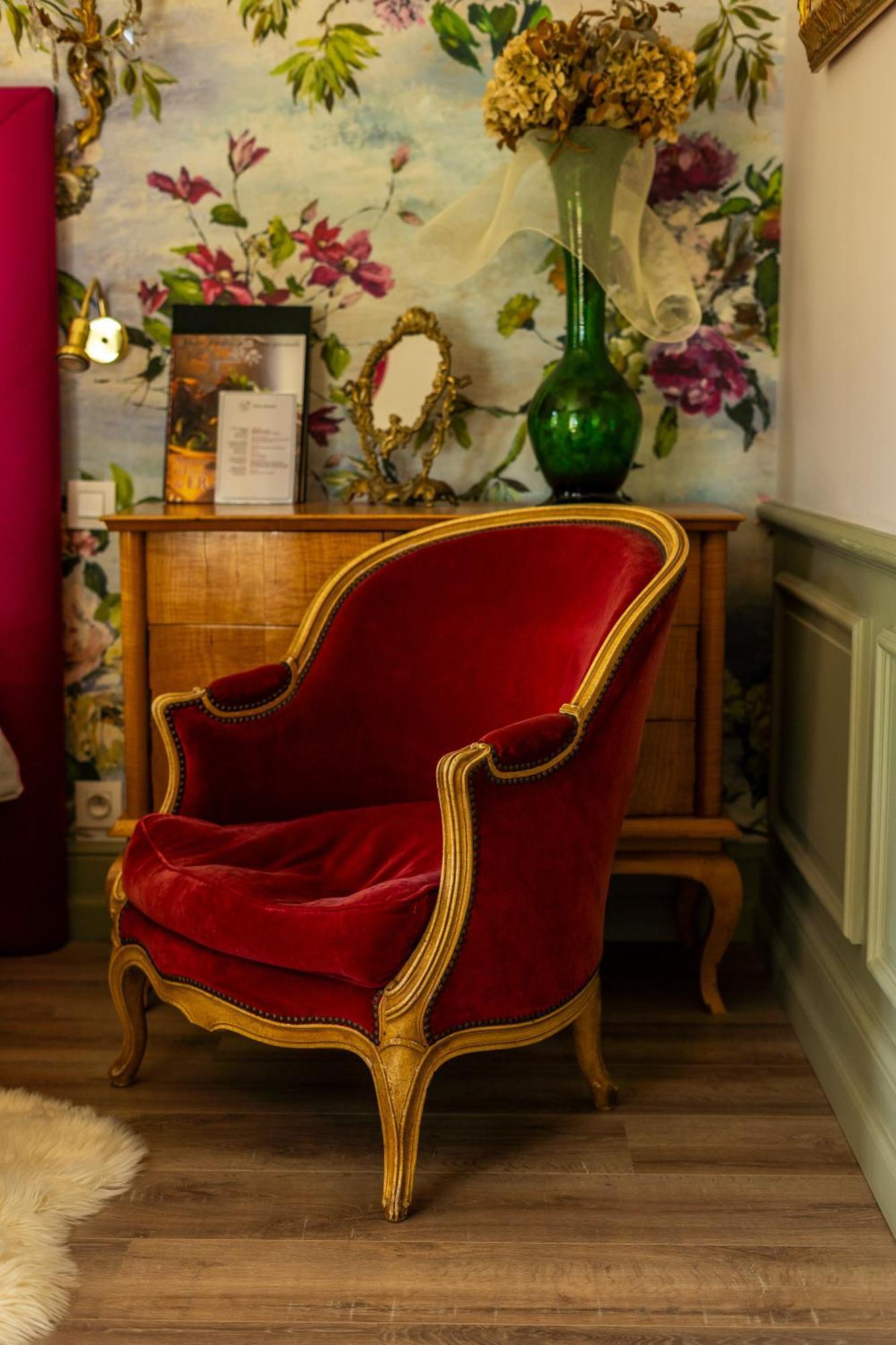 Castel Bois Marie, Maison D'Hotes モントーバン エクステリア 写真 A red velvet chair