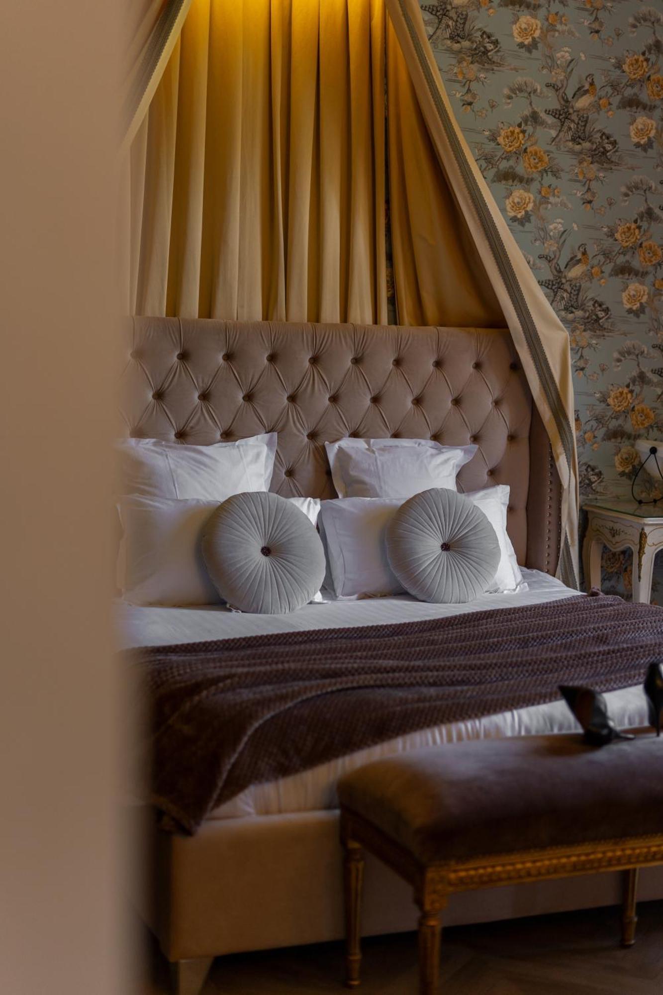 Castel Bois Marie, Maison D'Hotes モントーバン エクステリア 写真 A bed with a tufted headboard