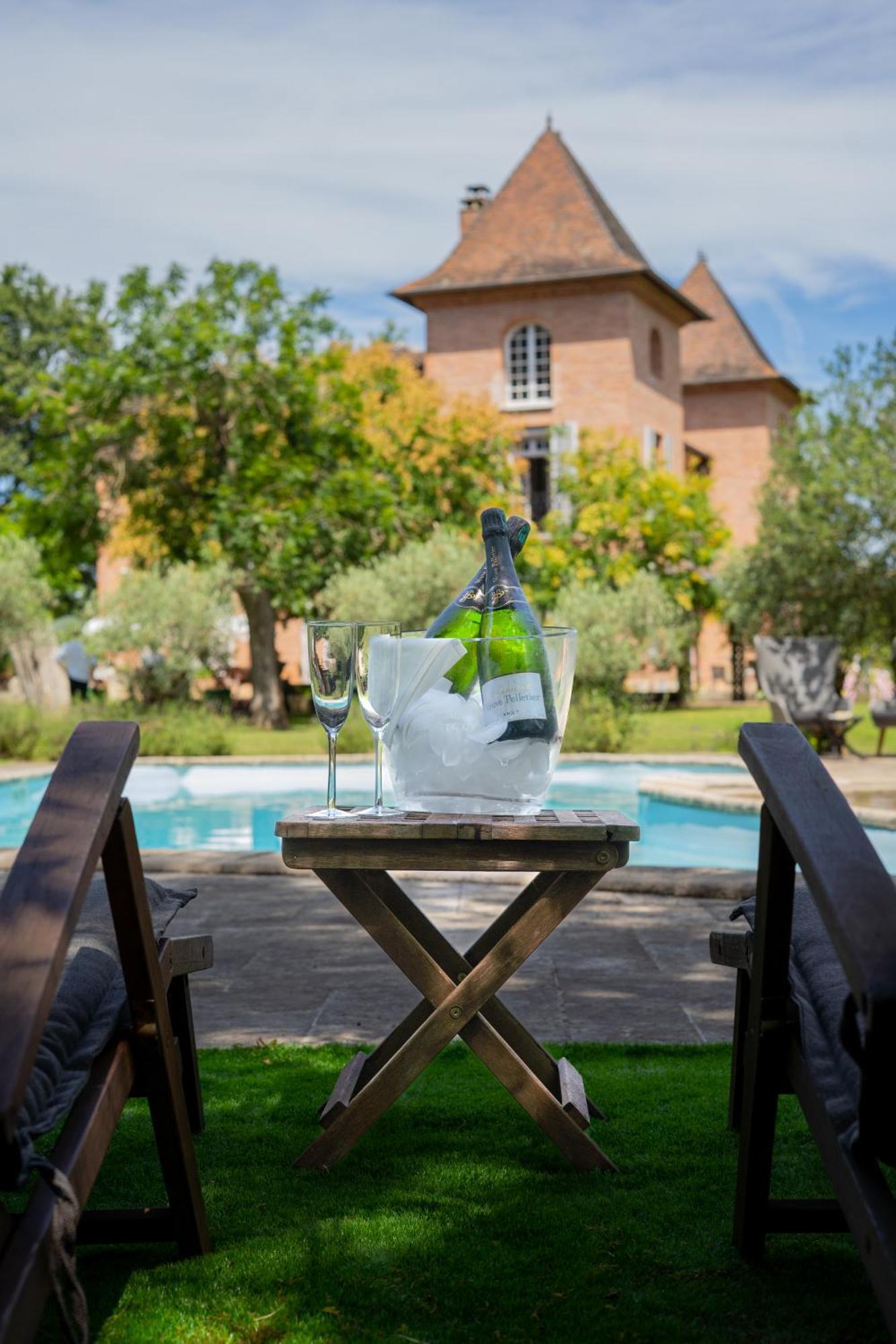 Castel Bois Marie, Maison D'Hotes モントーバン エクステリア 写真 A bottle of champagne in a champagne bucket