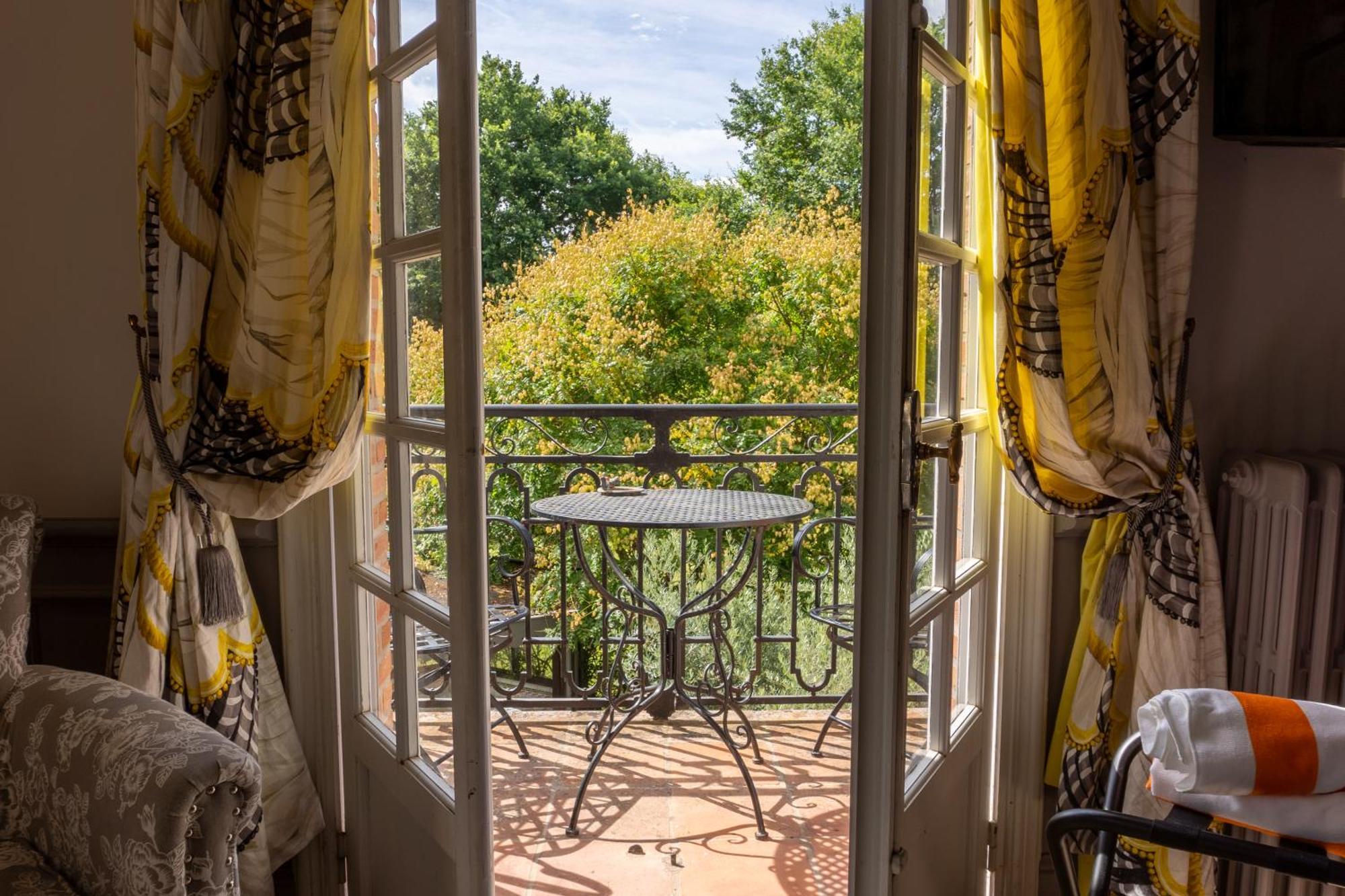 Castel Bois Marie, Maison D'Hotes モントーバン エクステリア 写真 A view of the garden from the hotel