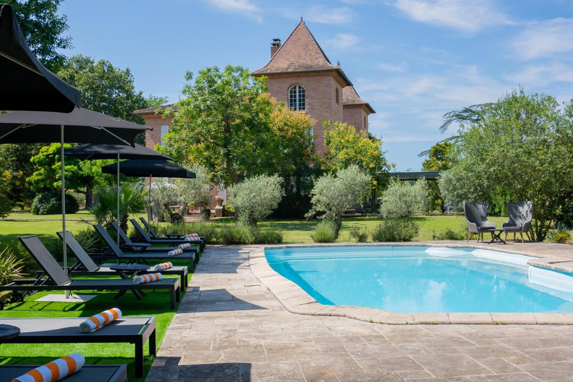 Castel Bois Marie, Maison D'Hotes モントーバン エクステリア 写真 The swimming pool at Château de Chaumont