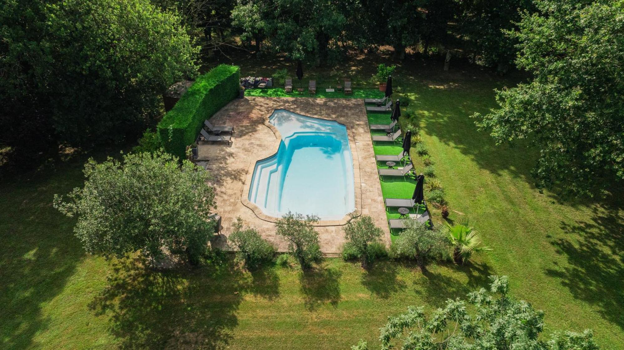 Castel Bois Marie, Maison D'Hotes モントーバン エクステリア 写真 The swimming pool at the Château de Chambord