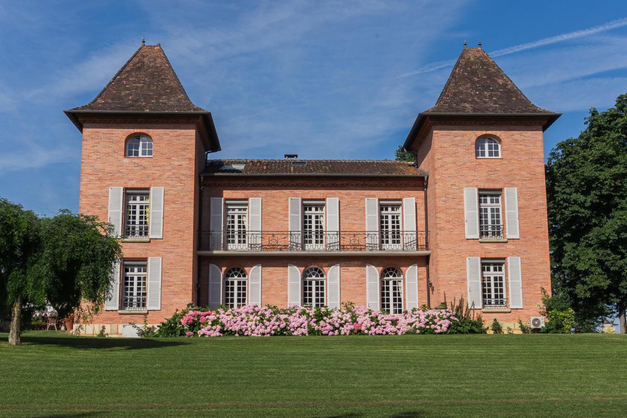Castel Bois Marie, Maison D'Hotes モントーバン エクステリア 写真 The chateau in Montferrand-lès-Sully