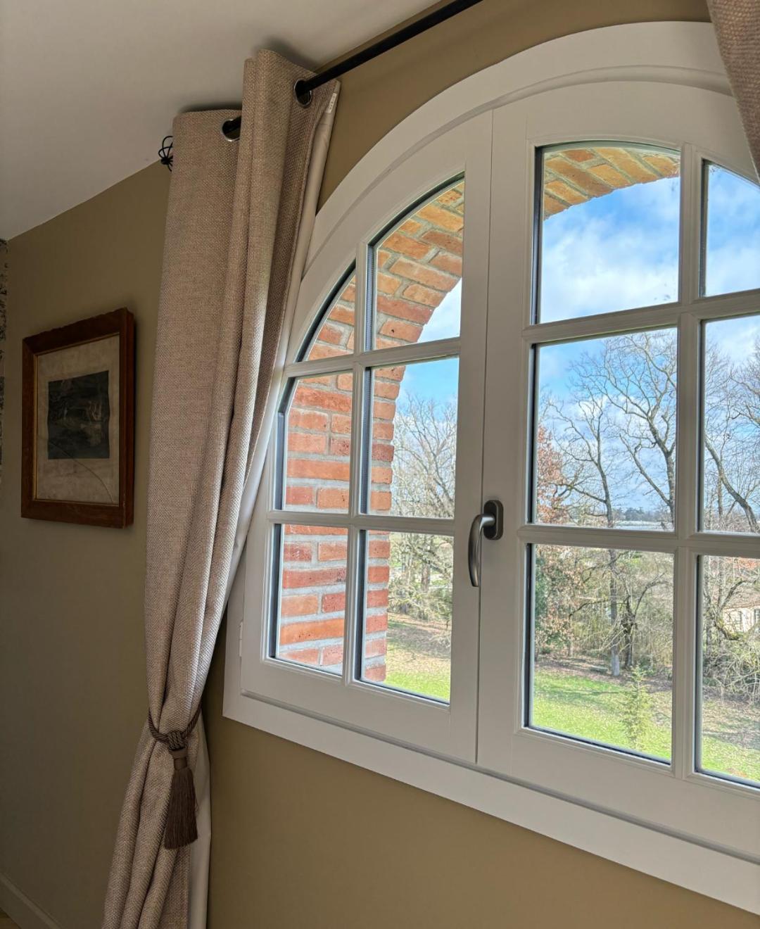 Castel Bois Marie, Maison D'Hotes モントーバン エクステリア 写真 A window with a curtain