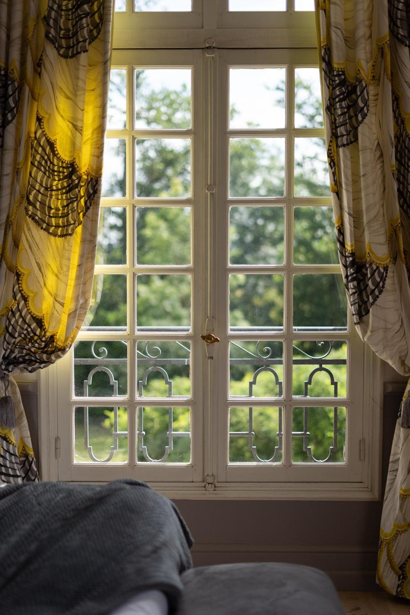 Castel Bois Marie, Maison D'Hotes モントーバン エクステリア 写真 Window with curtains