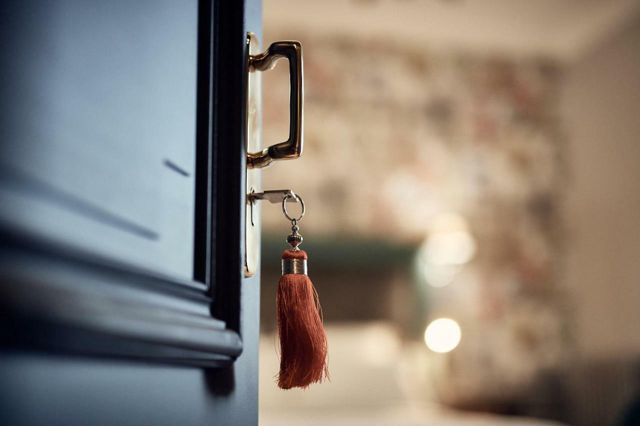 Castel Bois Marie, Maison D'Hotes モントーバン エクステリア 写真 A door with a hotel room key
