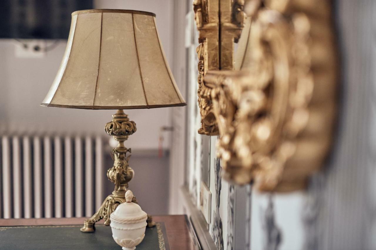 Castel Bois Marie, Maison D'Hotes モントーバン エクステリア 写真 A table lamp