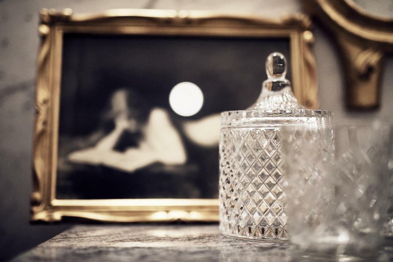 Castel Bois Marie, Maison D'Hotes モントーバン エクステリア 写真 A perfume bottle